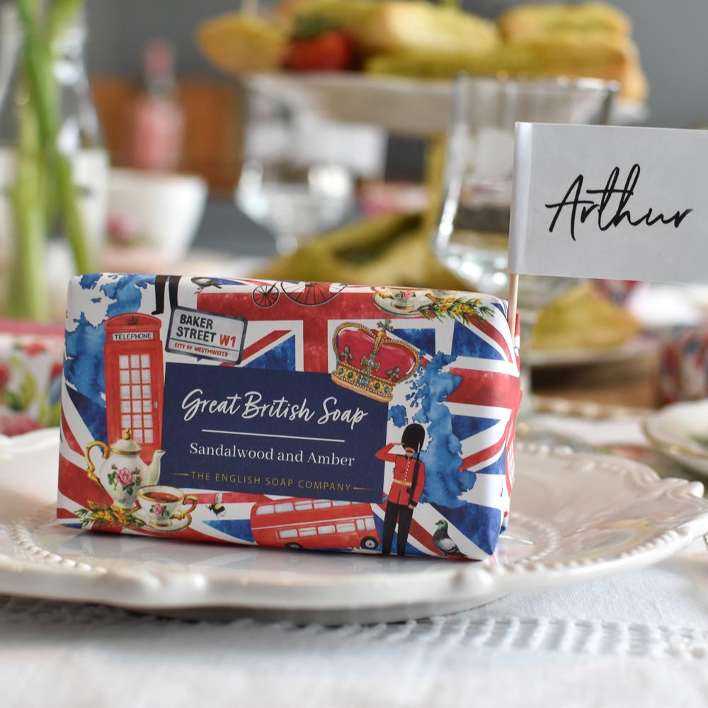 【THE ENGLISH SOAP COMPANY】グレートブリティッシュ シアバターソープ ＜サンダルウッド＆アンバーの香り＞